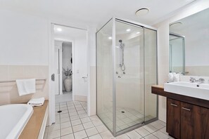 Baignoire Ă jets, sĂšche-cheveux, serviettes fournies