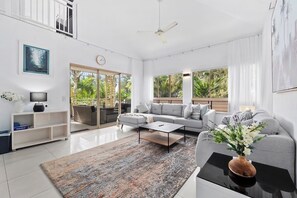 TV - Oceanfront 3 Bedroom Top Floor Apartment (Cairns)