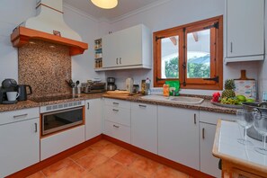 Réfrigérateur, four, plaque de cuisson, cafetière/bouilloire