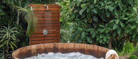Outdoor spa tub