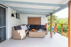 Terrace/patio - Captain's Haven - Oceanstays - Hot Tub & Pet Friendly (Yamba)