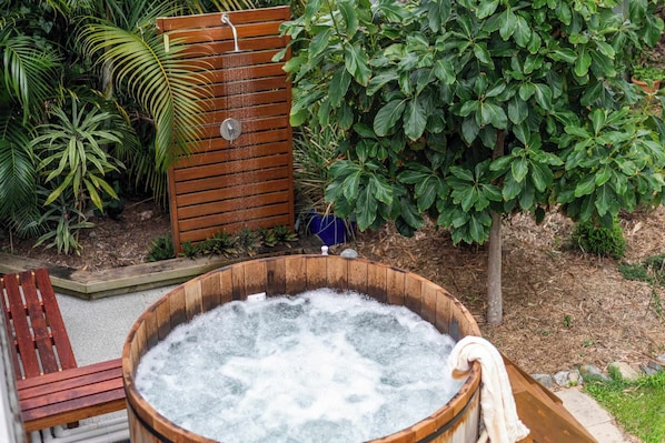 Outdoor spa tub