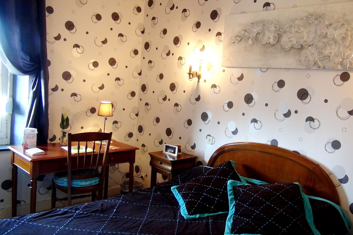Premium bedding, minibar, desk, soundproofing