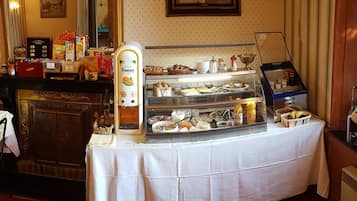 Desayuno buffet los días de semana (EUR 13.00 por persona)