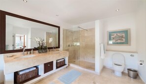 Een douche, handdoeken