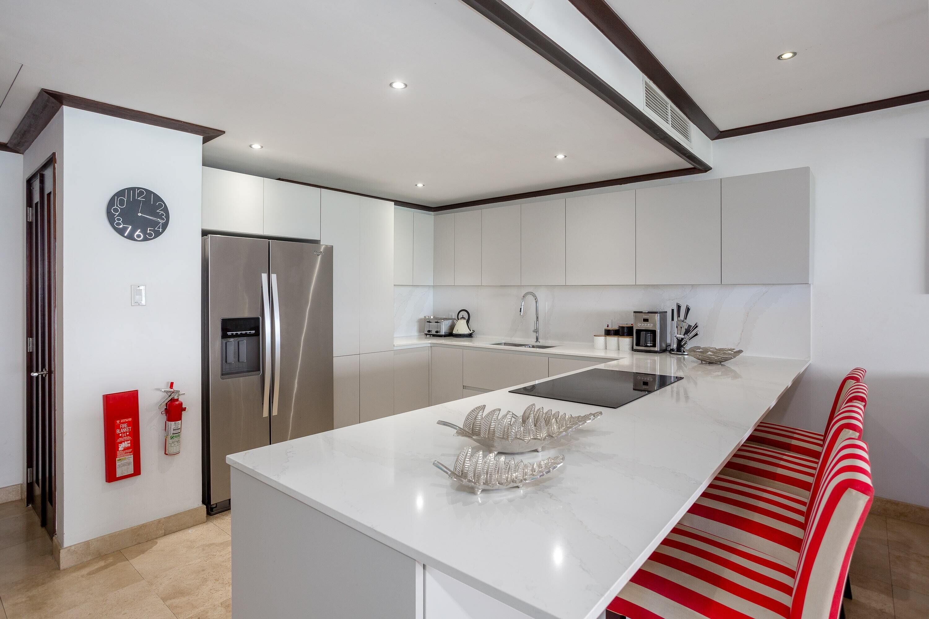 Fridge, oven, stovetop, coffee/tea maker