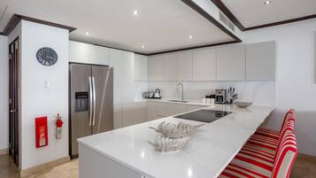 Fridge, oven, stovetop, coffee/tea maker