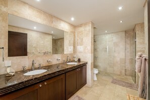Douche, sèche-cheveux, serviettes fournies