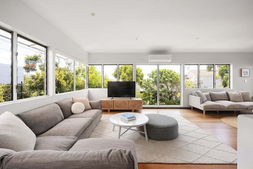 Tranquil Treetop Retreat with Pool and Ocean Views