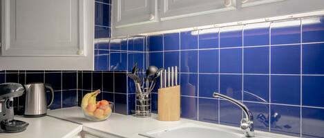 City Apartment | Private kitchen | Fridge, microwave, oven, stovetop