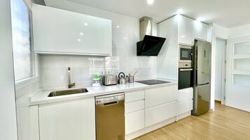 Een koelkast, een microgolfoven, een oven, een kookplaat