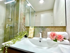 Douche, serviettes fournies