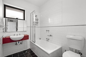 Douche, sèche-cheveux, serviettes fournies