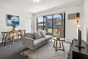 TV - Cosy 1-Bed Balcony Unit in Quiet Street by Shops (Elsternwick)