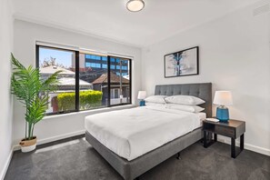1 bedroom, iron/ironing board, WiFi, bed sheets - Cosy 1-Bed Balcony Unit in Quiet Street by Shops (Elsternwick)