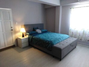 2 bedrooms, iron/ironing board, travel cot, free WiFi - Cosy apartment on Merchant Man Ave Crown Point Tobago. near beaches- night life  (Crown Point)