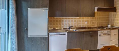 Fridge, dishwasher, cookware/dishes/utensils