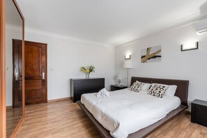 5 habitaciones, tabla de planchar con plancha, wifi y ropa de cama
