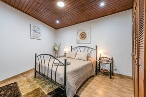 5 chambres, fer et planche à repasser, Wi-Fi, draps fournis