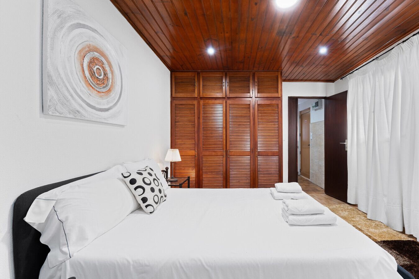 5 bedrooms, iron/ironing board, WiFi, bed sheets