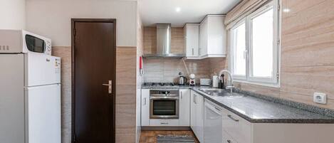 冷蔵庫、電子レンジ、オーブン、コンロ