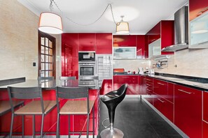 Réfrigérateur, micro-ondes, four, plaque de cuisson