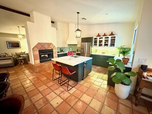 Kylskåp, mikrovågsugn, ugn och spishäll