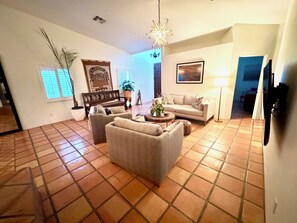 Smart-tv, eldstad och ett bordtennisbord