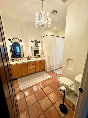 Haartrockner, Handtücher, Seife, Shampoo