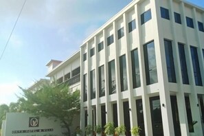 Self-parking (surcharge) - Onyx Hotel & Villa (Bintan)