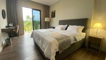 Desk, blackout curtains, free WiFi