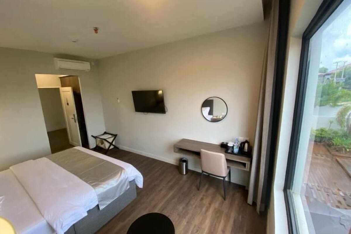 Escritorio, cortinas blackout y wifi gratis