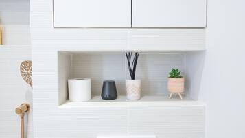 Refrigerador, microondas, parrilla de estufa y cafetera y tetera