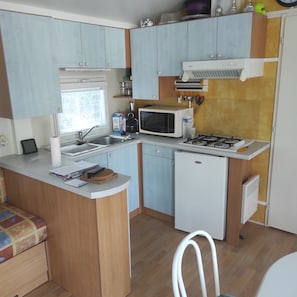 Mikrowelle, Herdplatte, Wasserkocher mit Kaffee-/Teezubehör, Toaster