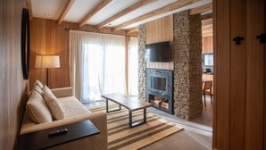 TV, fireplace