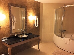 Junior-Suite, Meerblick | Badezimmer | Badewanne und Dusche (separat), Whirlpool, Haartrockner, Bademäntel
