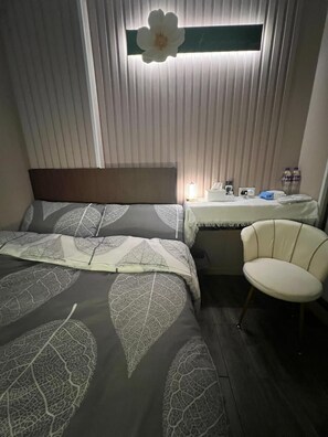 Basic Double Room | Free WiFi - The Secret Garden Guesthouse (Kowloon)