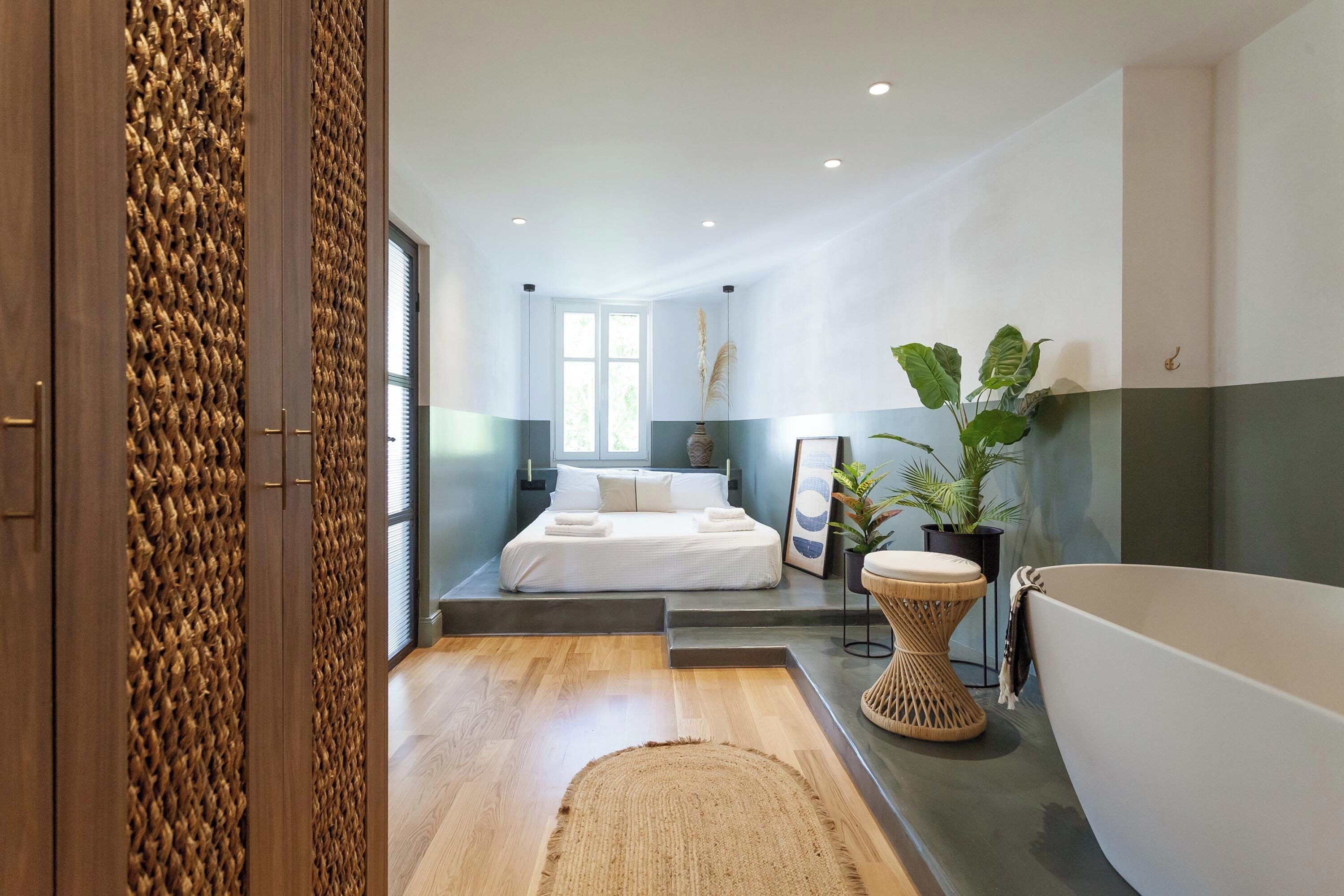 2 bedrooms, in-room safe, iron/ironing board, free WiFi