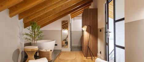 2 bedrooms, in-room safe, iron/ironing board, free WiFi