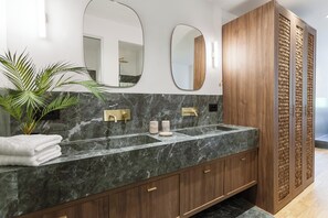 Sèche-cheveux, serviettes fournies, papier toilette