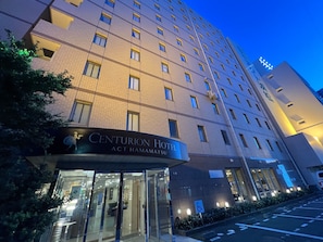 Exterior de l'Hotel Centurion, amb una vista clara de l'entrada, incloent-hi el nom i l'adreça.
