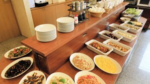 A buffet with various dishes including seafood, salads, and noodles. - Centurion Hotel Hamamatsu (Hamamatsu)