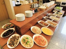 Daily buffet breakfast (JPY 1000 per person)