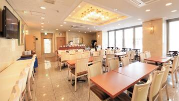 Desayuno buffet diario (JPY 1000 por persona)