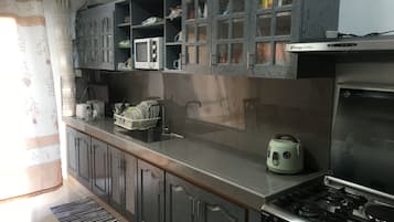 Een koffiezetapparaat/waterkoker, eettafels