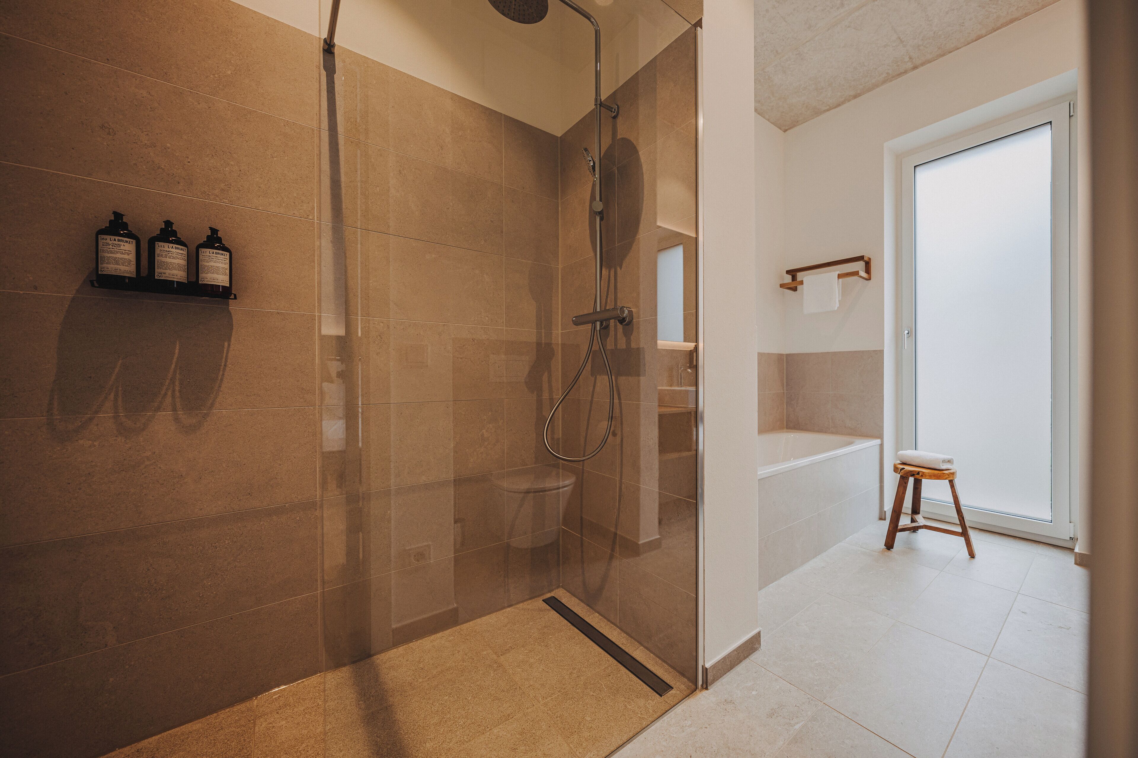 Phòng Suite Exclusive | Phòng tắm | Đồ dùng nhà tắm được thiết kế riêng, máy sấy tóc, khăn tắm, xà phòng 