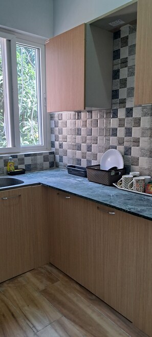 Geladeira, micro-ondas, cooktop, cafeteira/chaleira