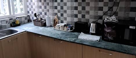 Kühlschrank, Mikrowelle, Herdplatte, Wasserkocher mit Kaffee-/Teezubehör