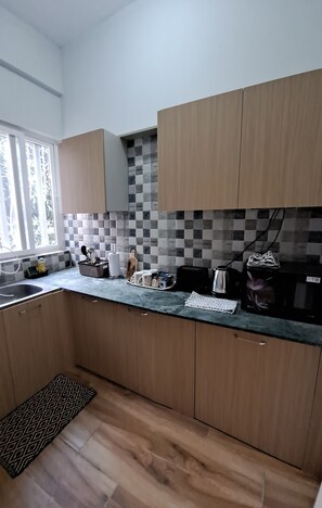 Kjøleskap, mikrobølgeovn, kokeplater og kaffetrakter/tekoker