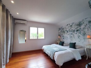 3 makuuhuonetta, työpöytä, silitysrauta/-lauta, vauvan matkasänky